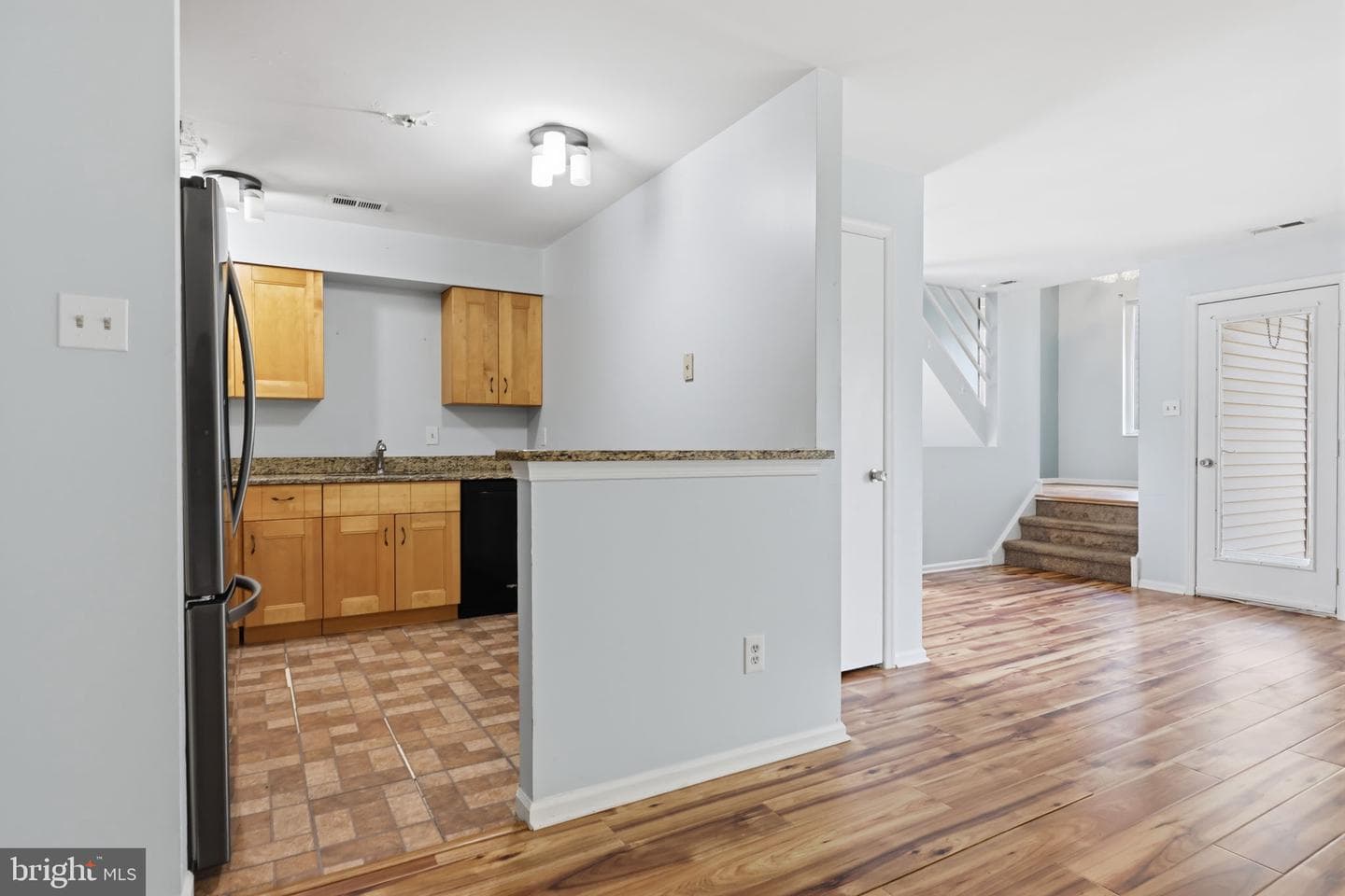 208 Devon Way photo 8