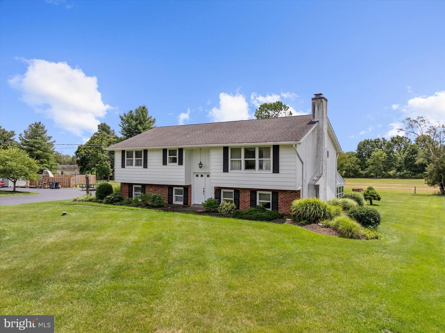 109 Roberts Avenue photo 3