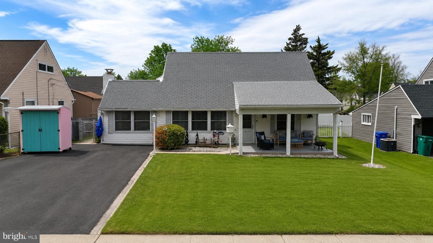 31 Micahill Road, Levittown