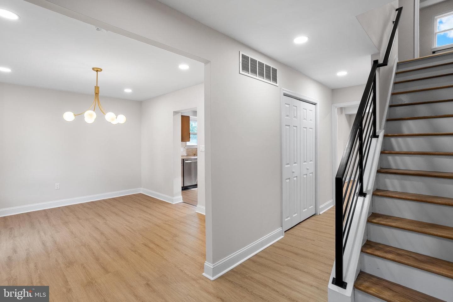 682 Woodlyn Drive photo 9