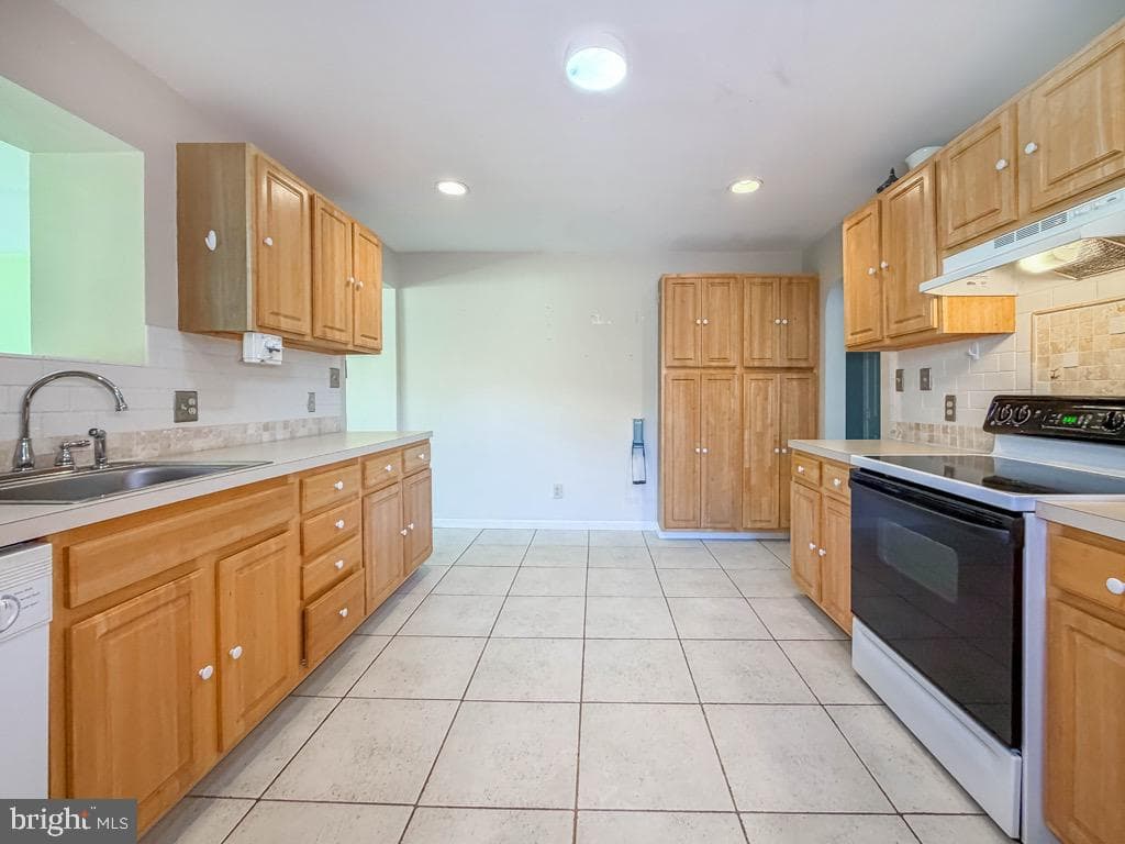 79 Charlotte Avenue photo 5