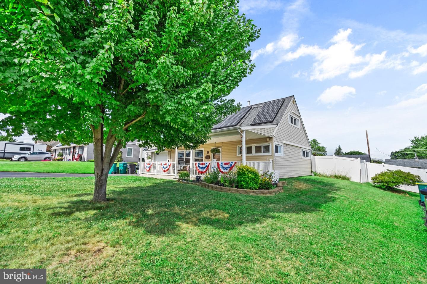 16 Canoebirch Road, Levittown