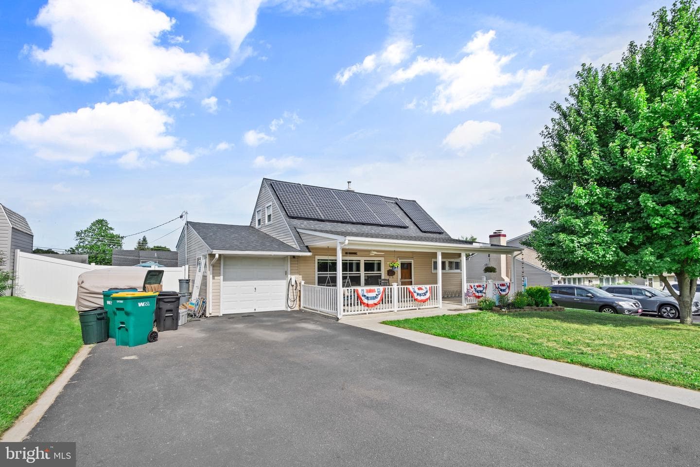 16 Canoebirch Road, Levittown