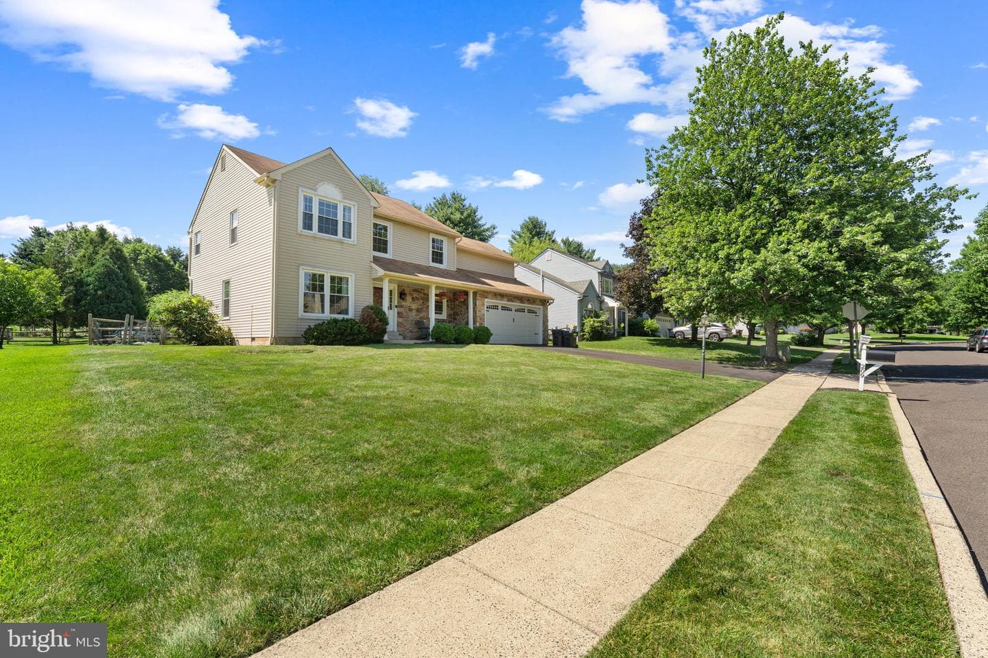 209 E Fairwood Drive photo 2