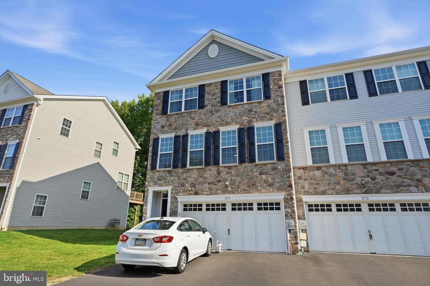 1573 Hickory Lane photo 3