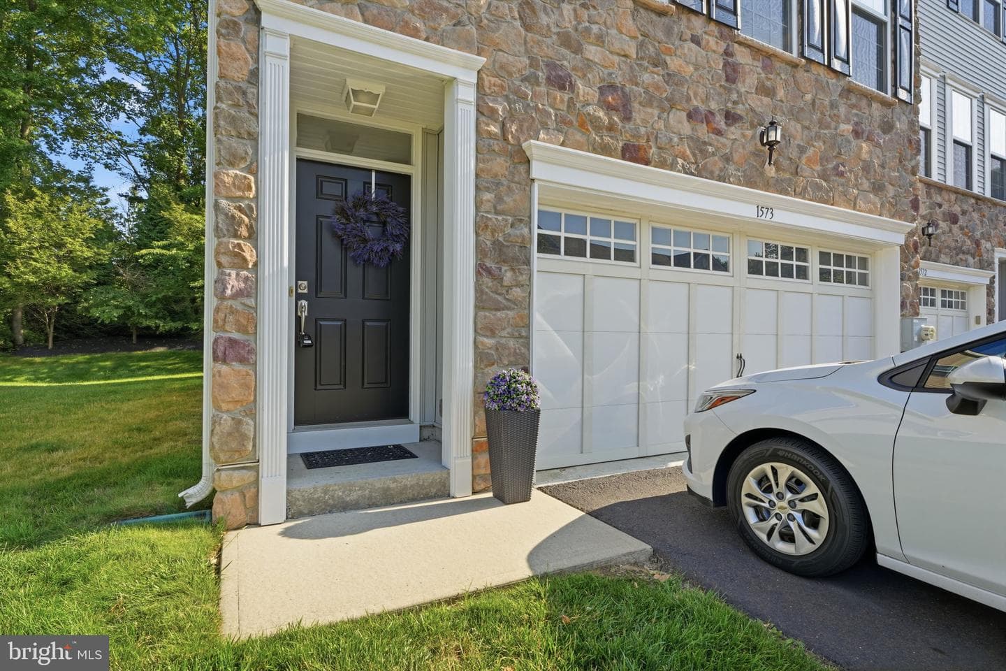 1573 Hickory Lane photo 4