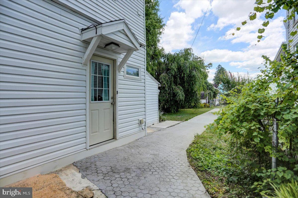 324 E Orange Street photo 27