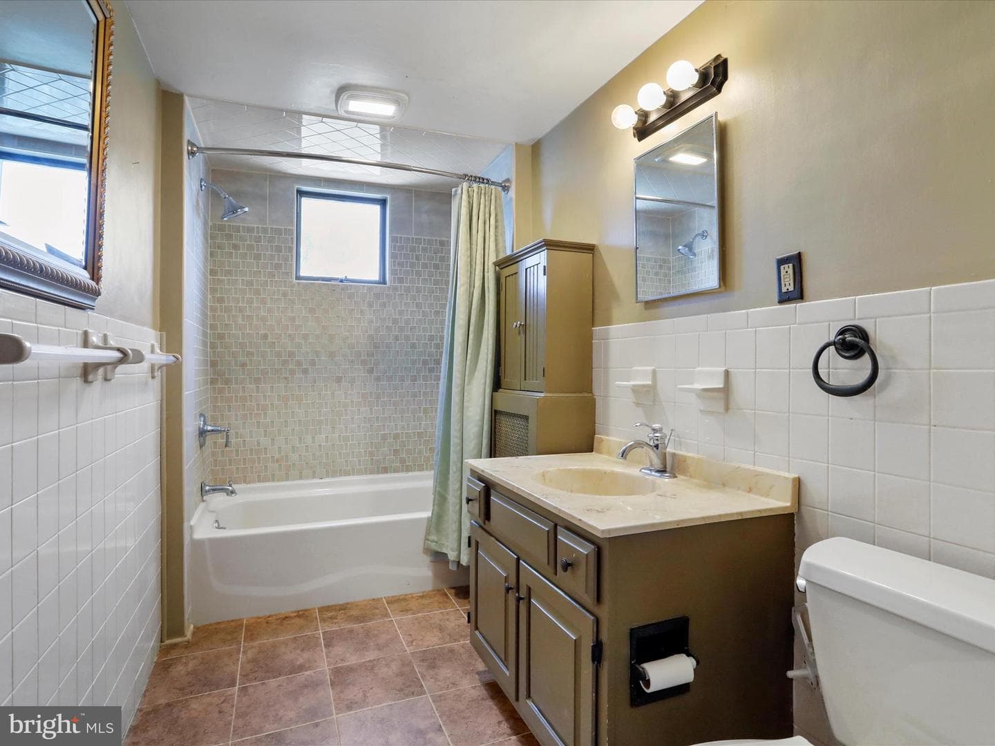 216 E Burd Street photo 13