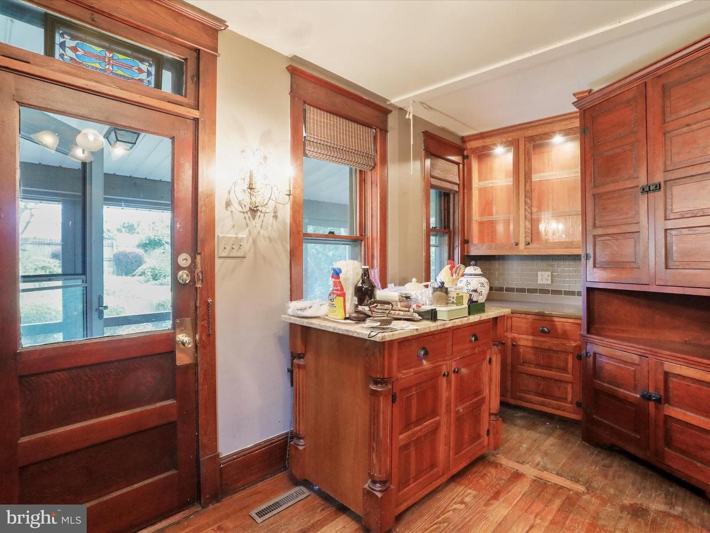 216 E Burd Street photo 9
