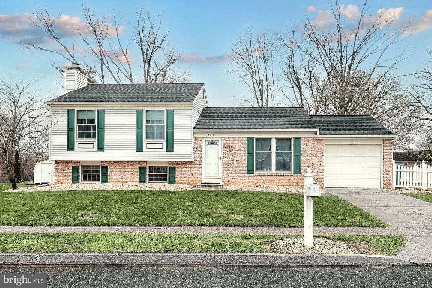 805 Briarwood Lane photo 2