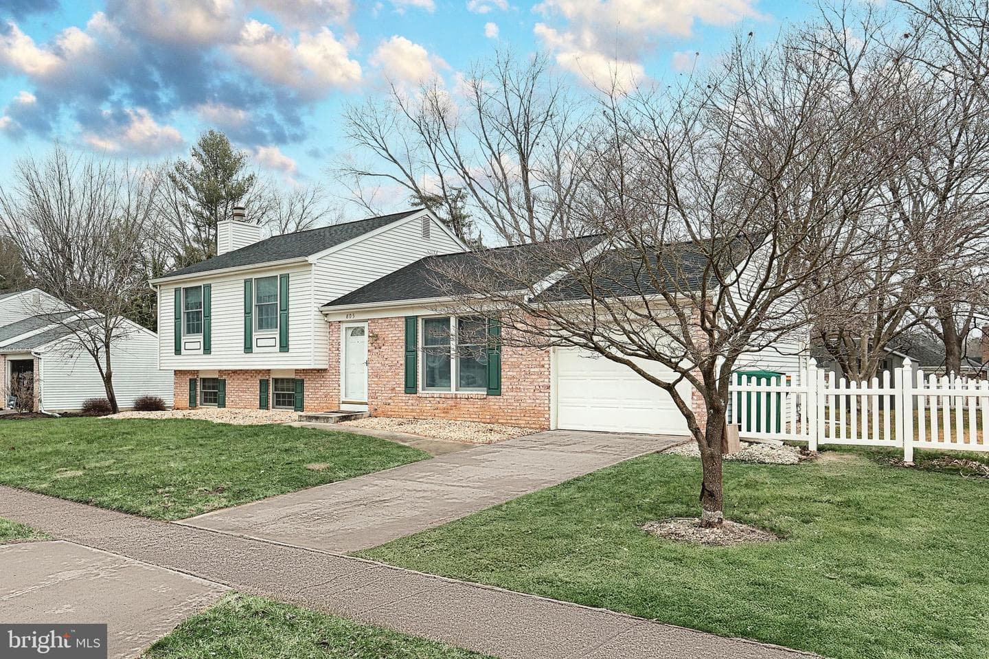805 Briarwood Lane photo 3