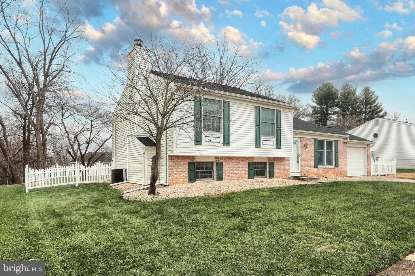 805 Briarwood Lane photo 4