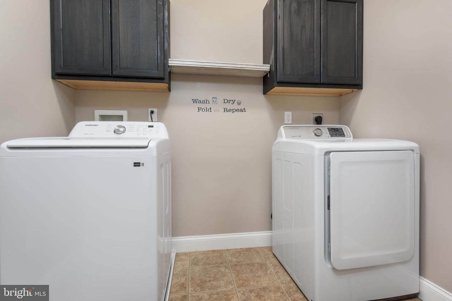 10 Jamestown Square photo 15
