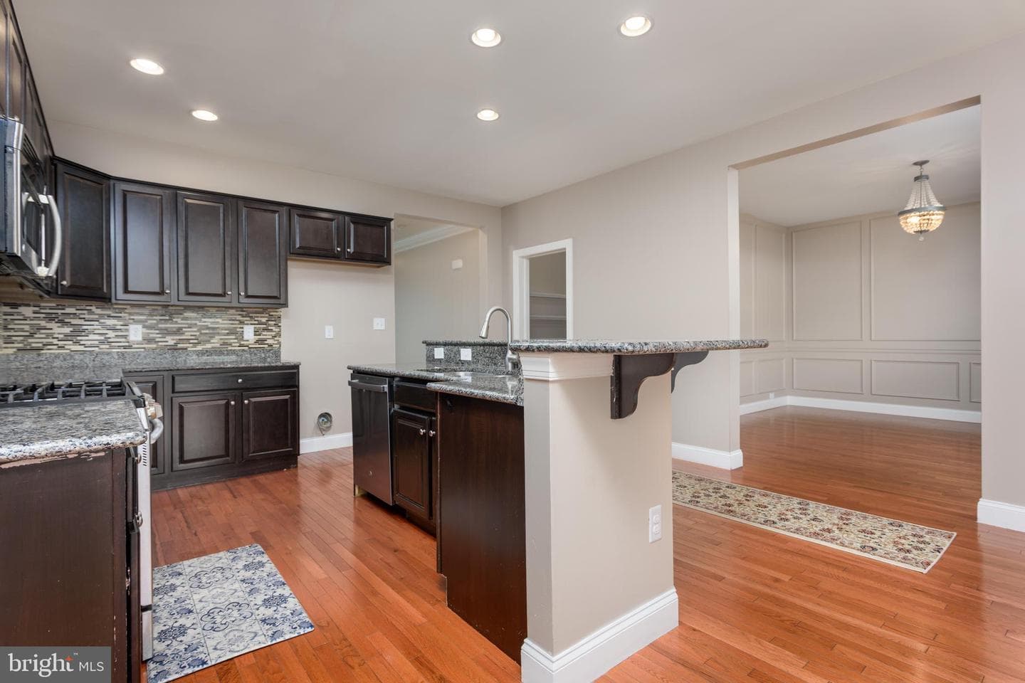 10 Jamestown Square photo 18