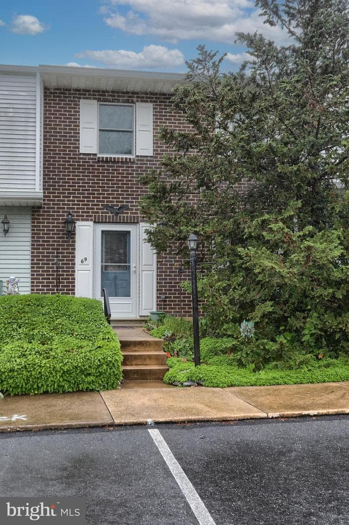 69 Drexel Place photo 2