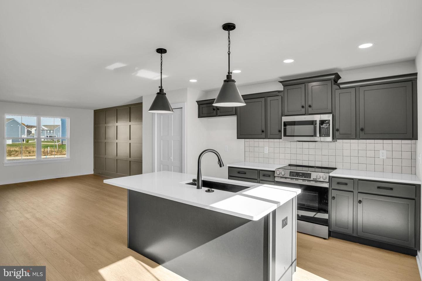 24 American Avenue photo 3