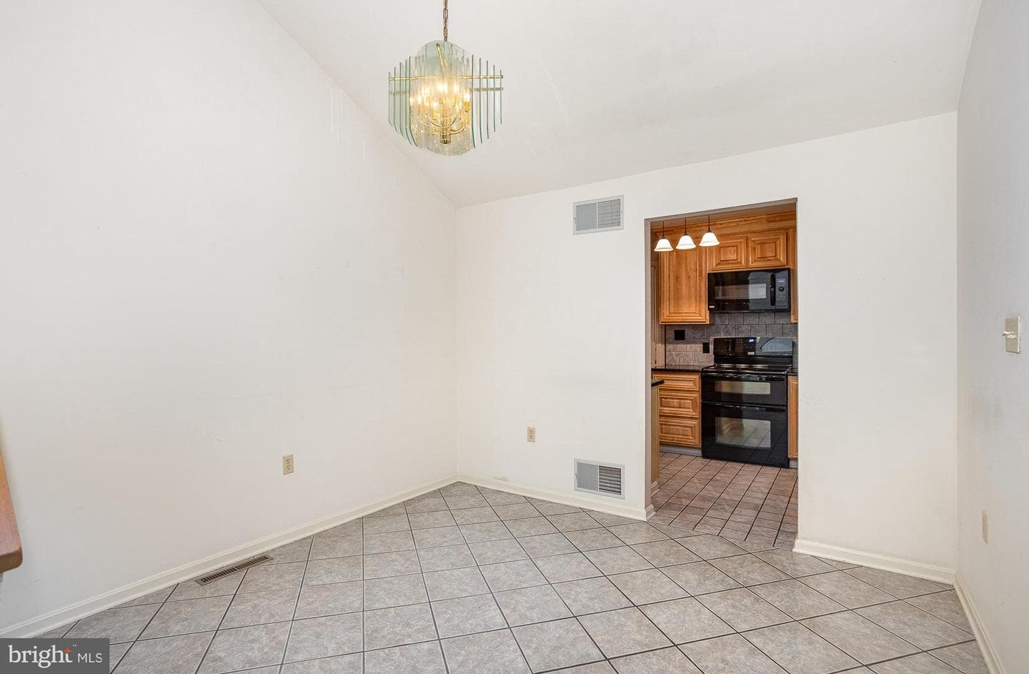 1455 Maplewood Drive photo 9