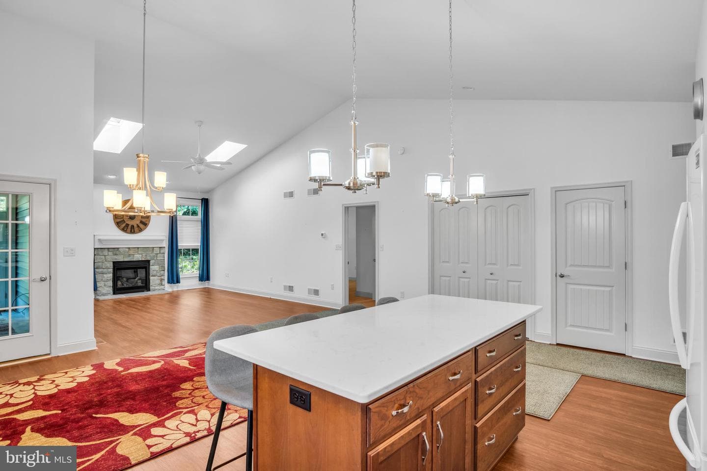 6235 Thornhill Lane photo 7