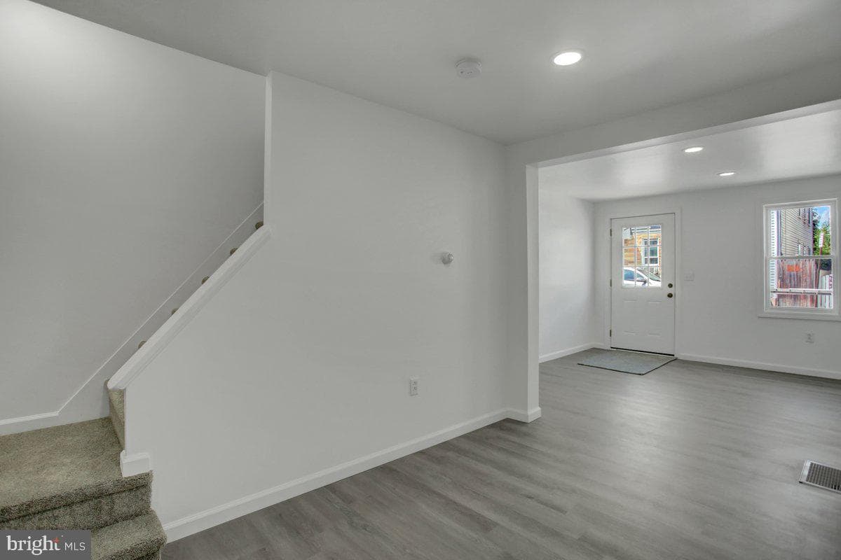 164 E Penn Street photo 6
