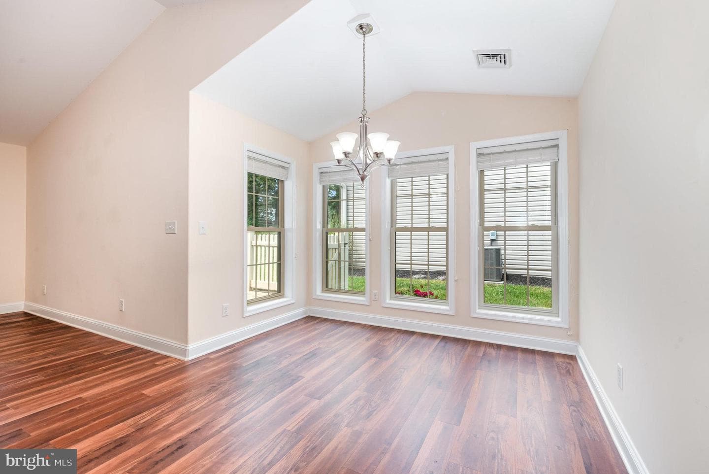 103 Thorncroft Drive photo 4