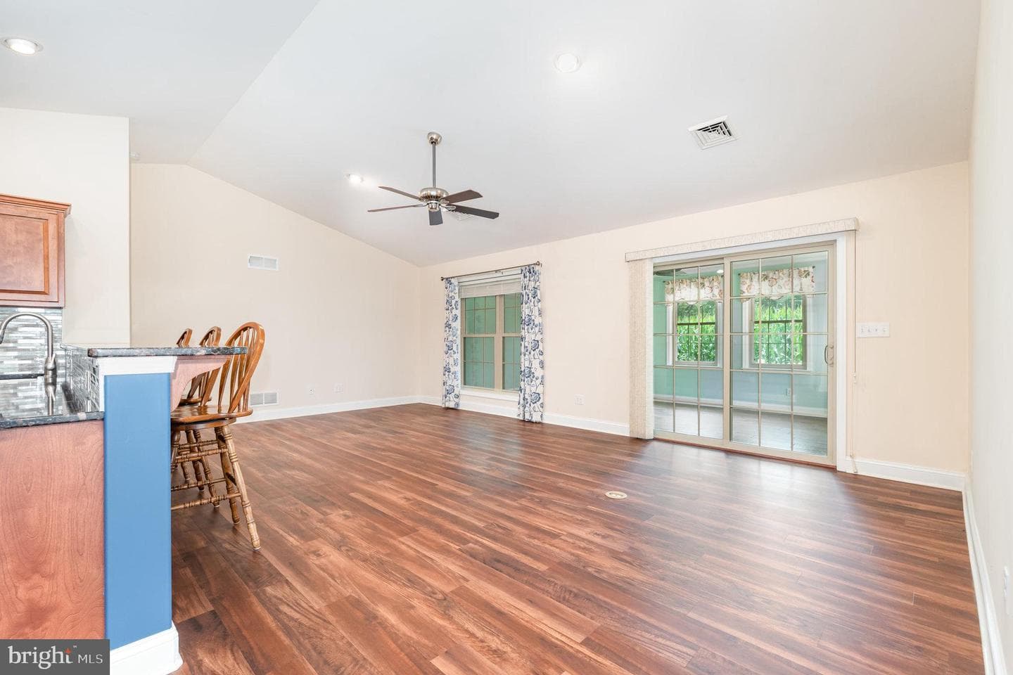 103 Thorncroft Drive photo 8
