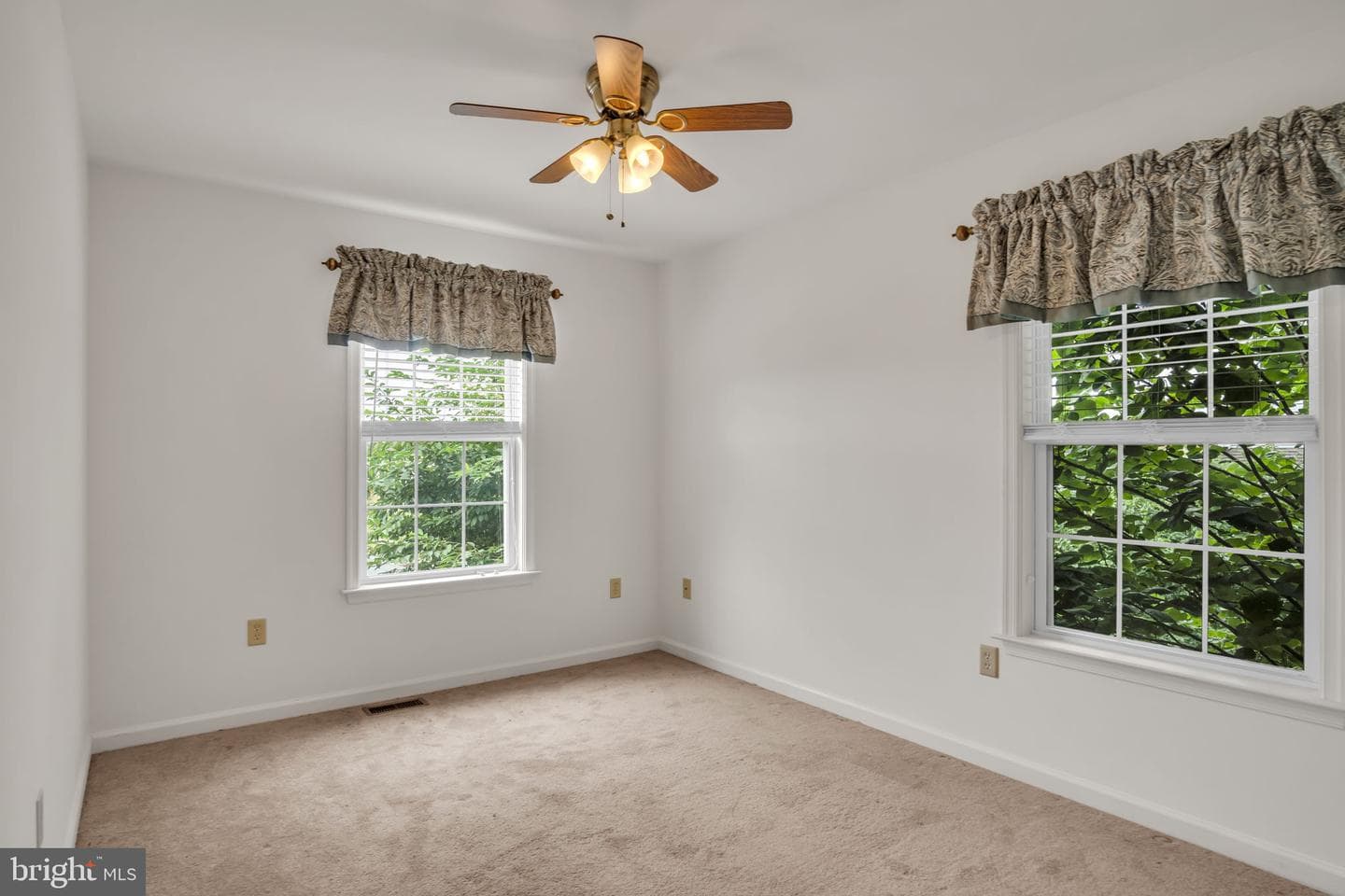 215 West View photo 36