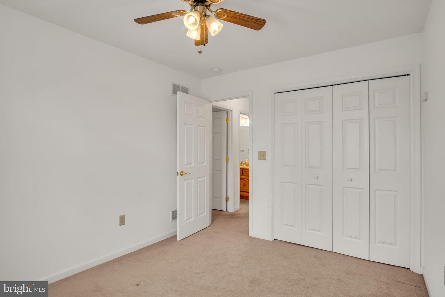 215 West View photo 37