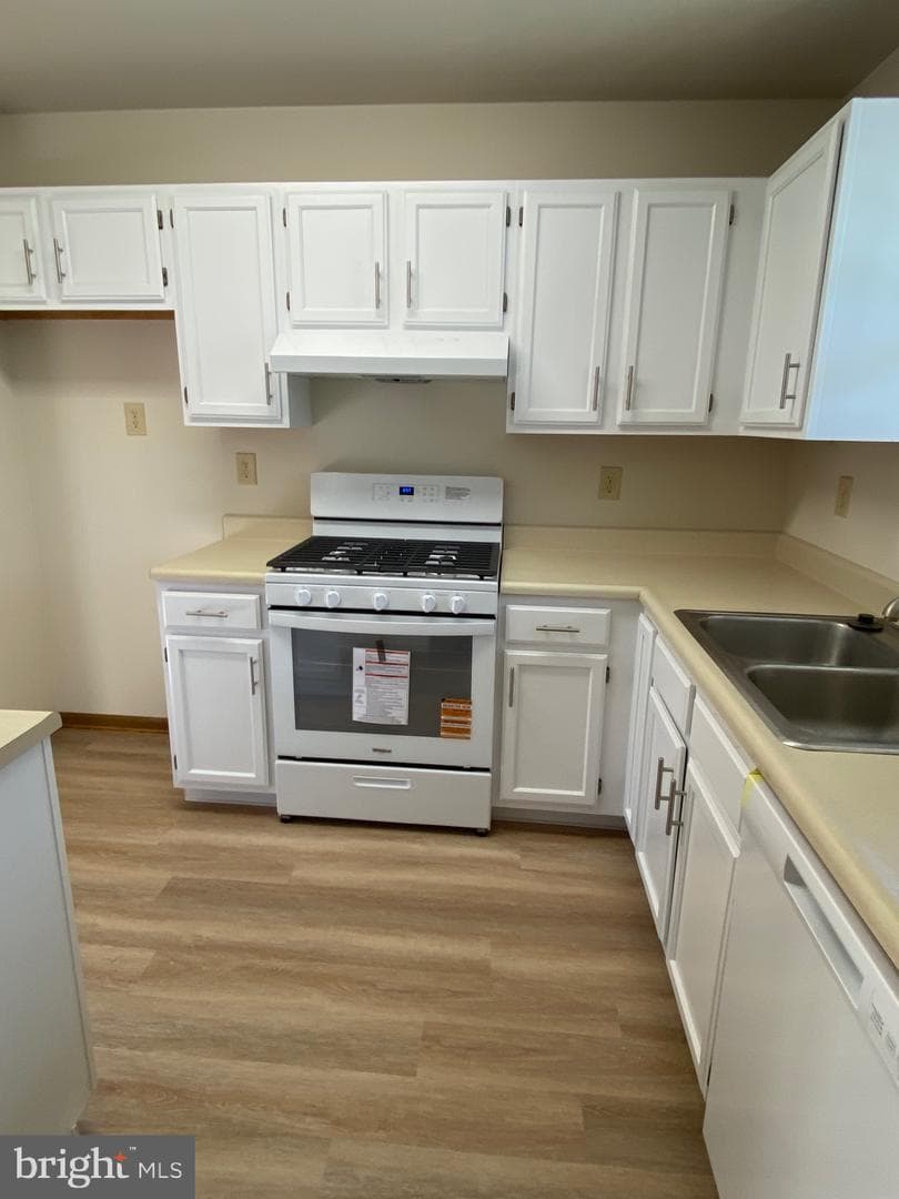 1052 Rebecca Street photo 4