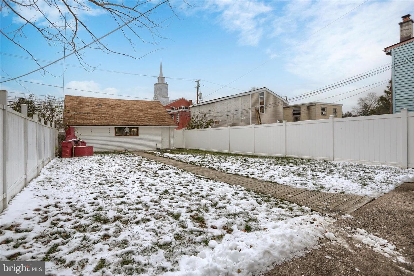 121 E Locust Street photo 6