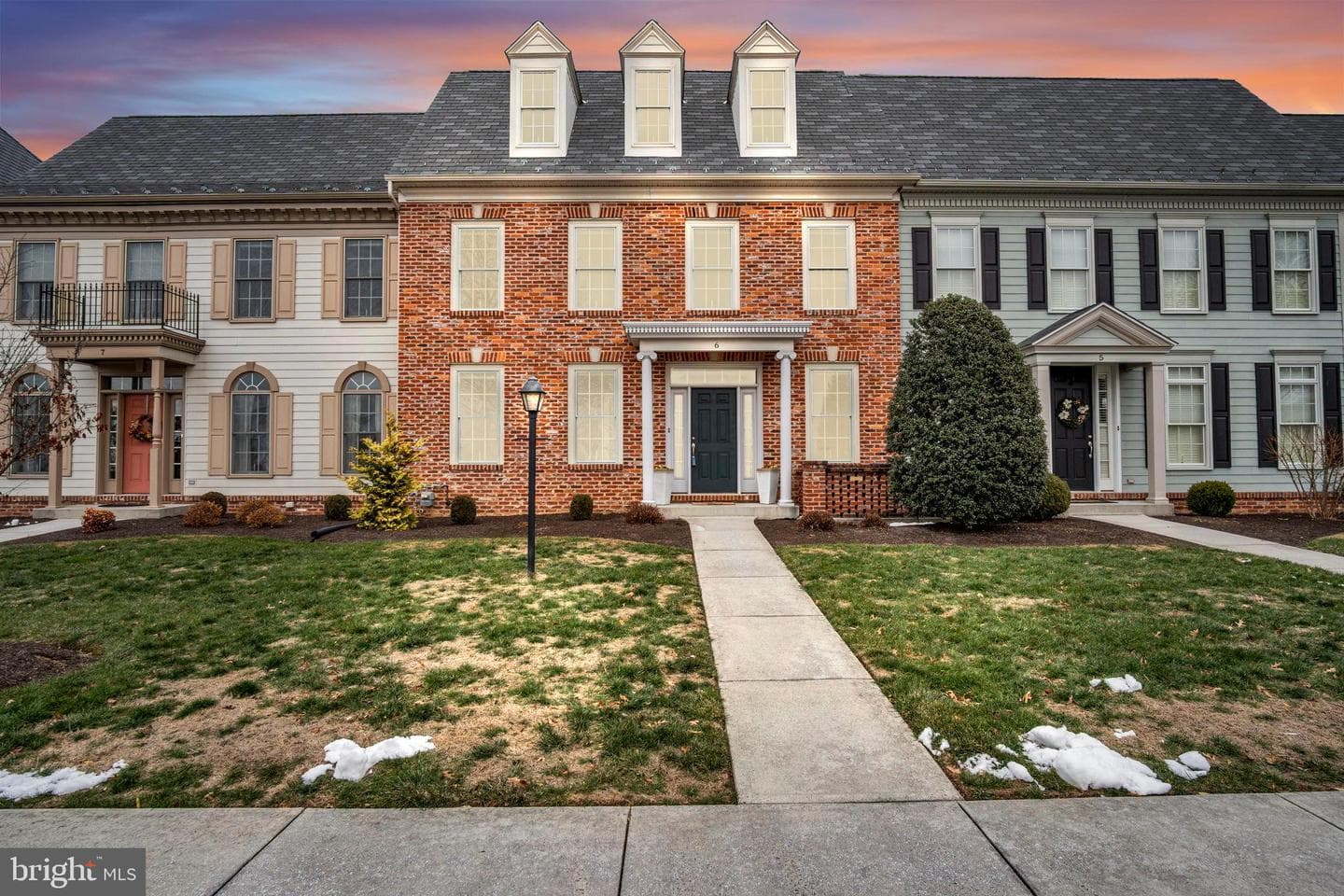 6 Jamestown Square photo 1
