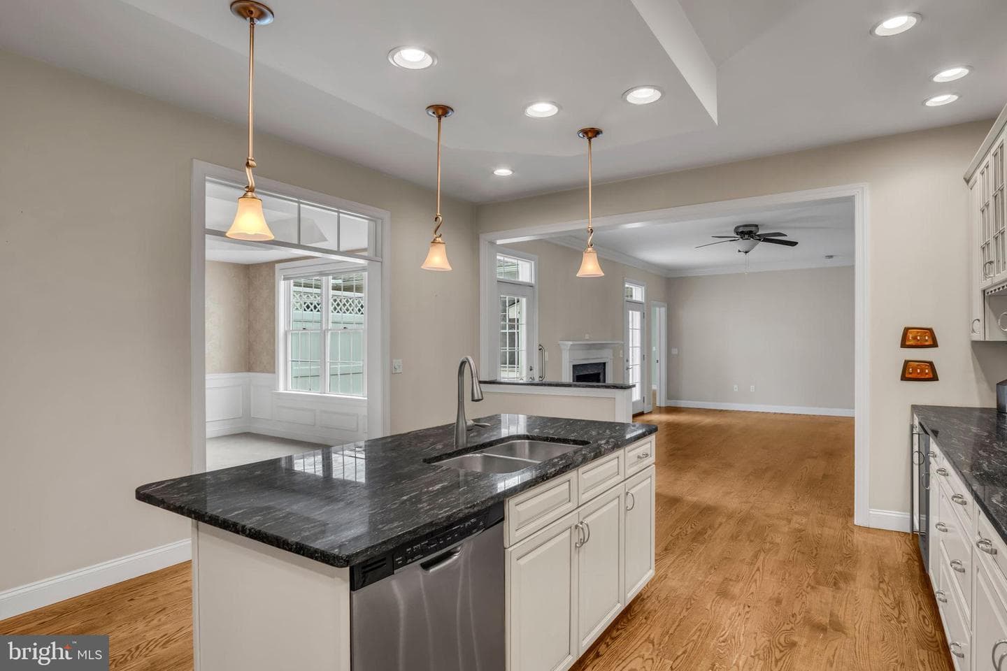 6 Jamestown Square photo 15
