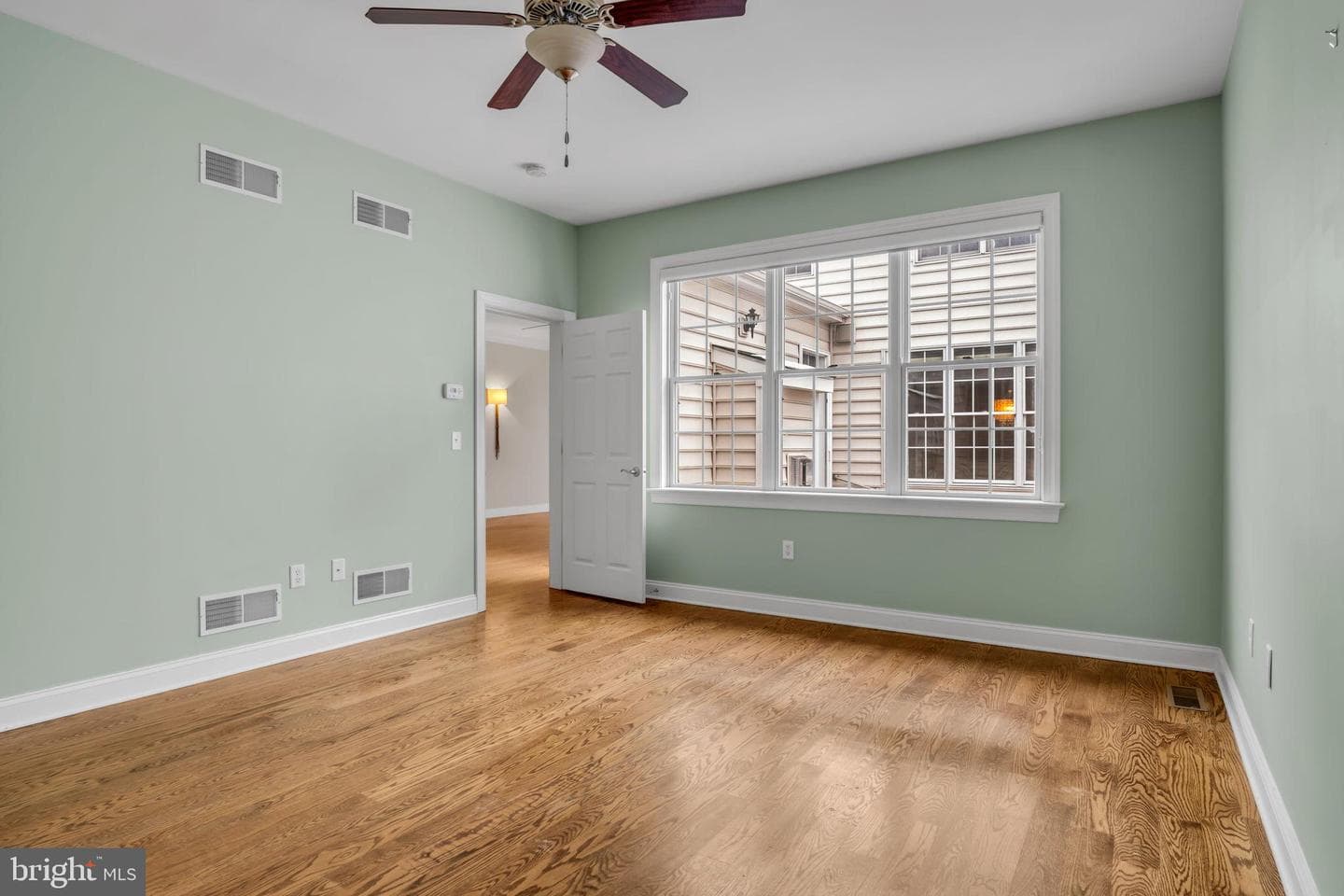 6 Jamestown Square photo 21