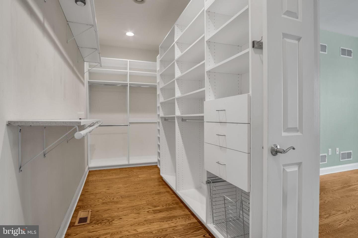 6 Jamestown Square photo 22