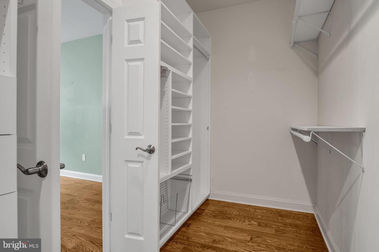 6 Jamestown Square photo 23