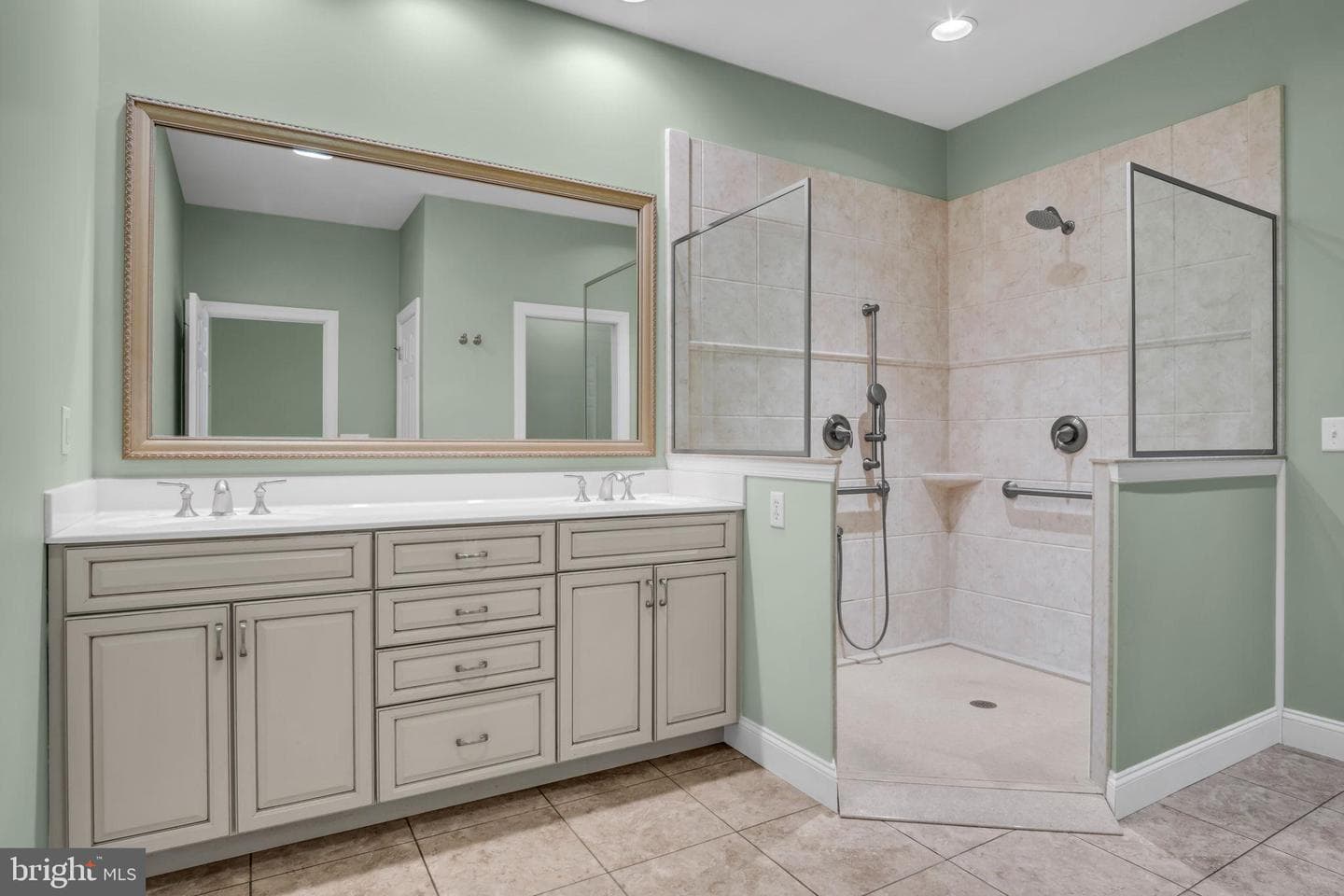 6 Jamestown Square photo 24