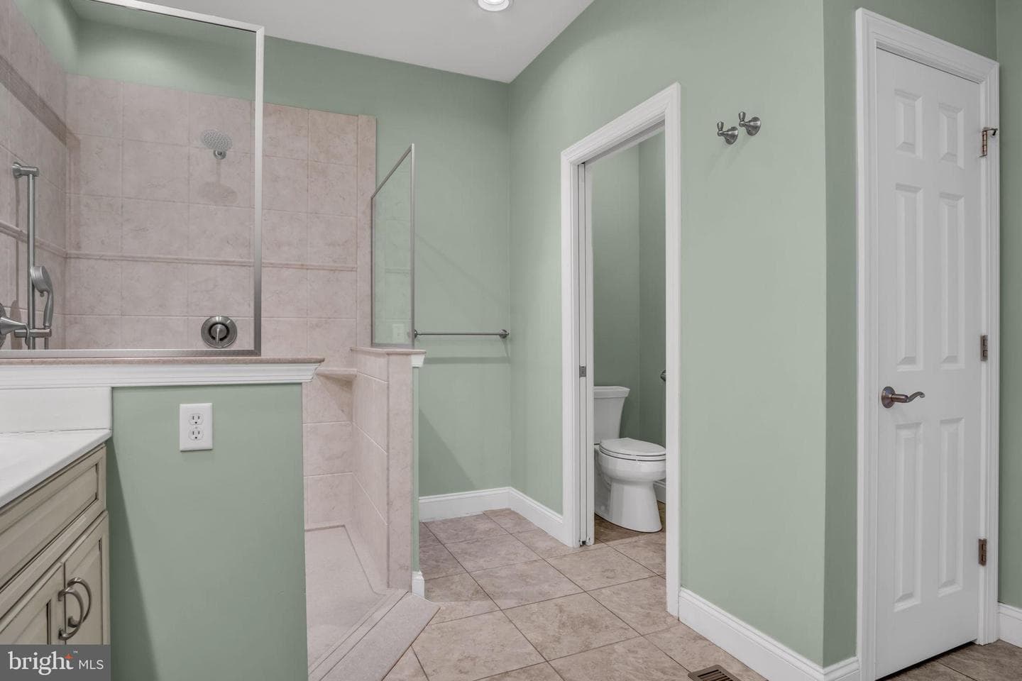 6 Jamestown Square photo 25