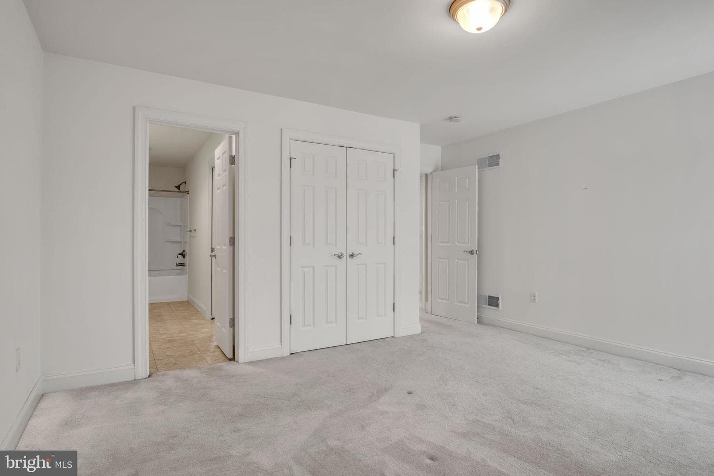 6 Jamestown Square photo 27