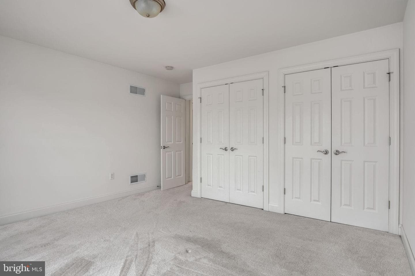 6 Jamestown Square photo 29