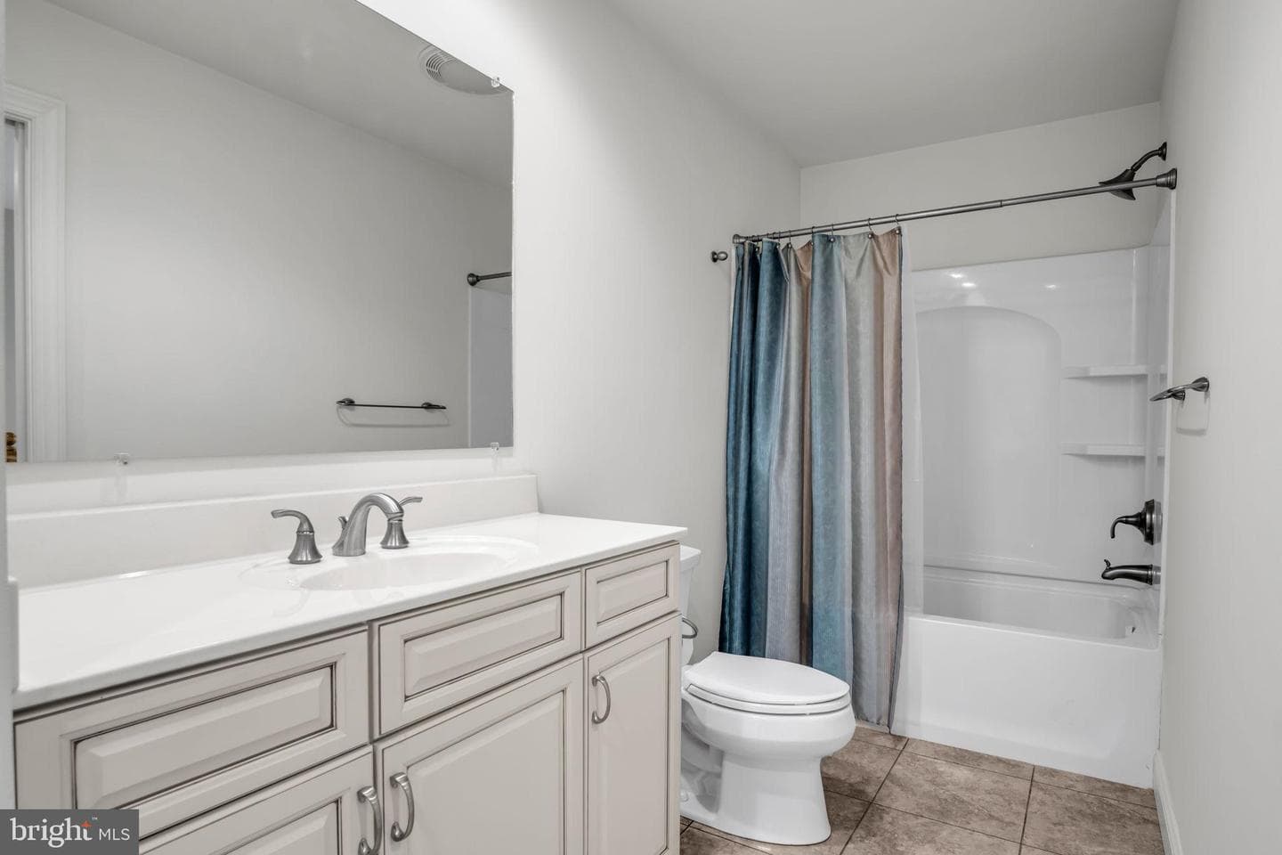 6 Jamestown Square photo 34