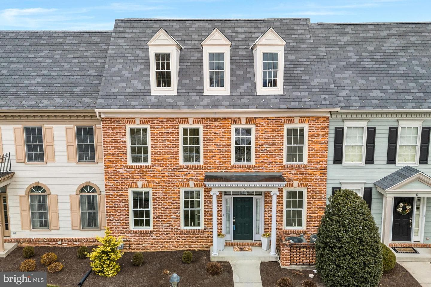 6 Jamestown Square photo 49