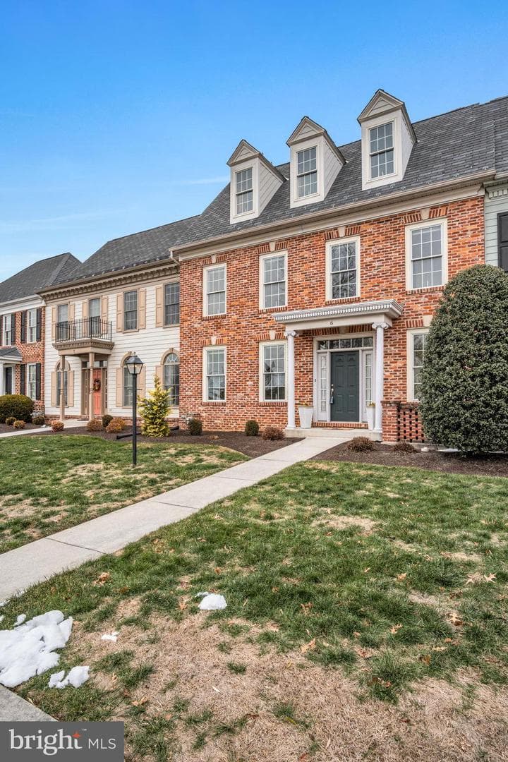 6 Jamestown Square photo 53