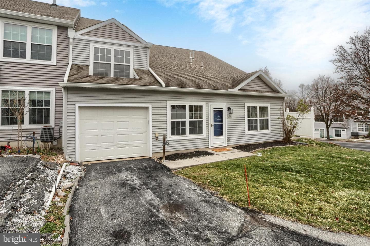 87 Courtyard Drive photo 2