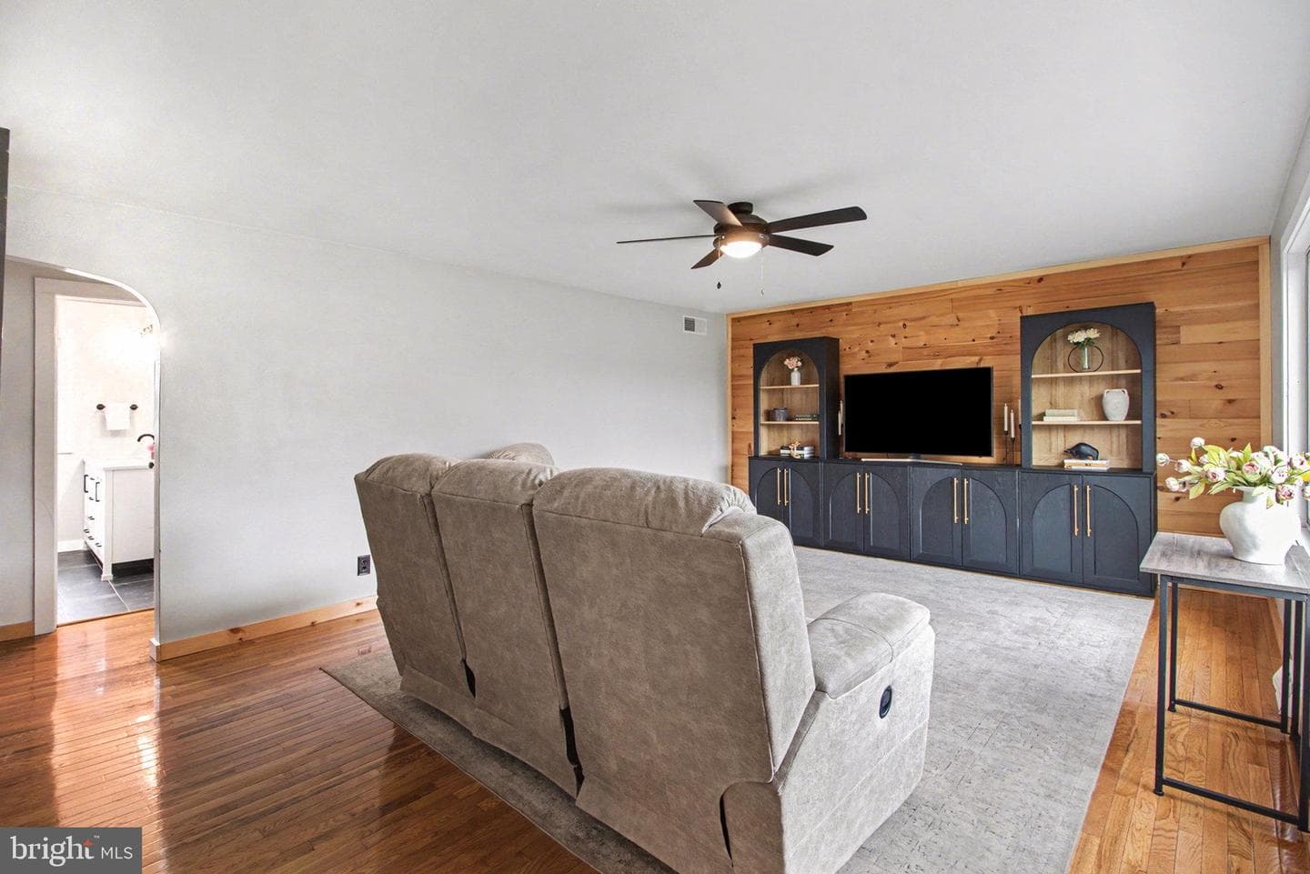 7 Strohm Road photo 3