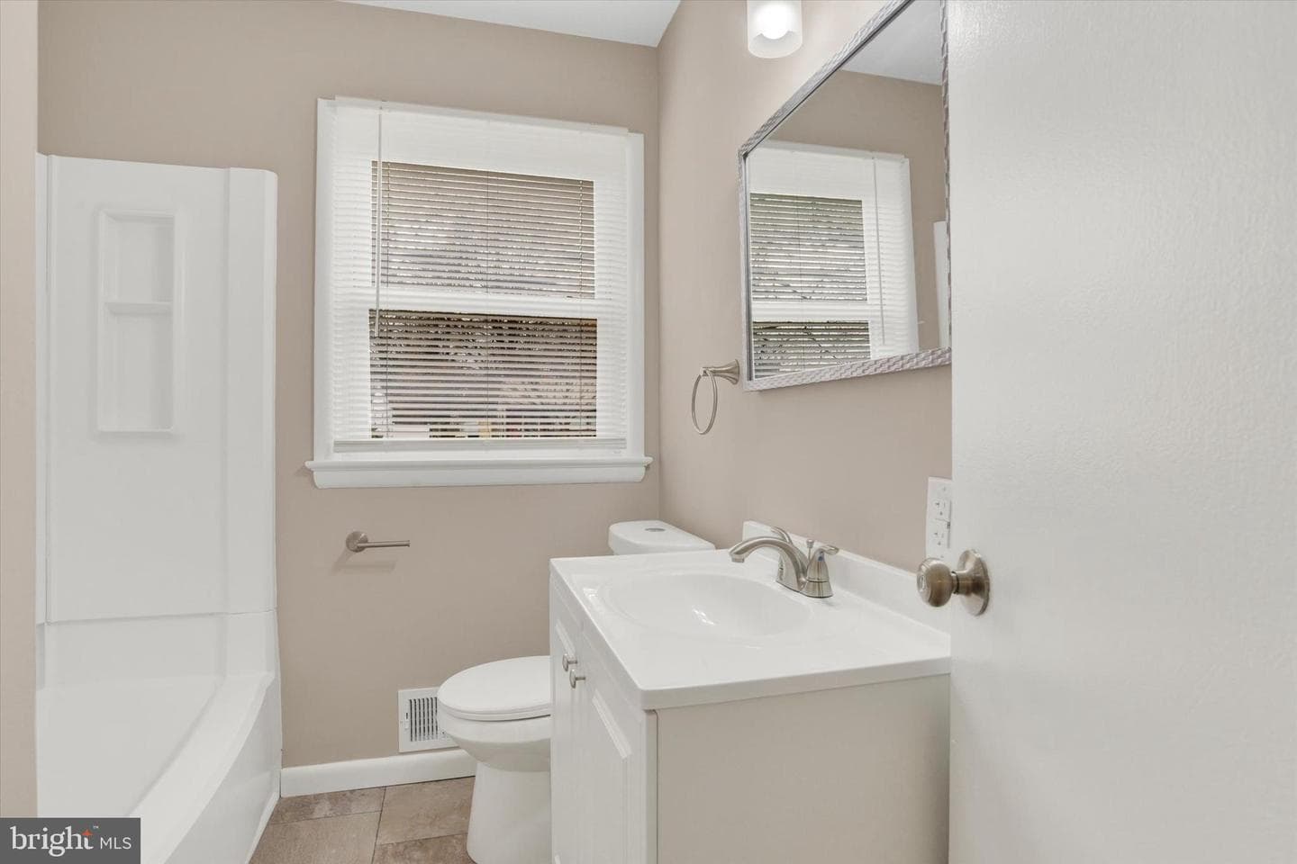16 Essex Road photo 12