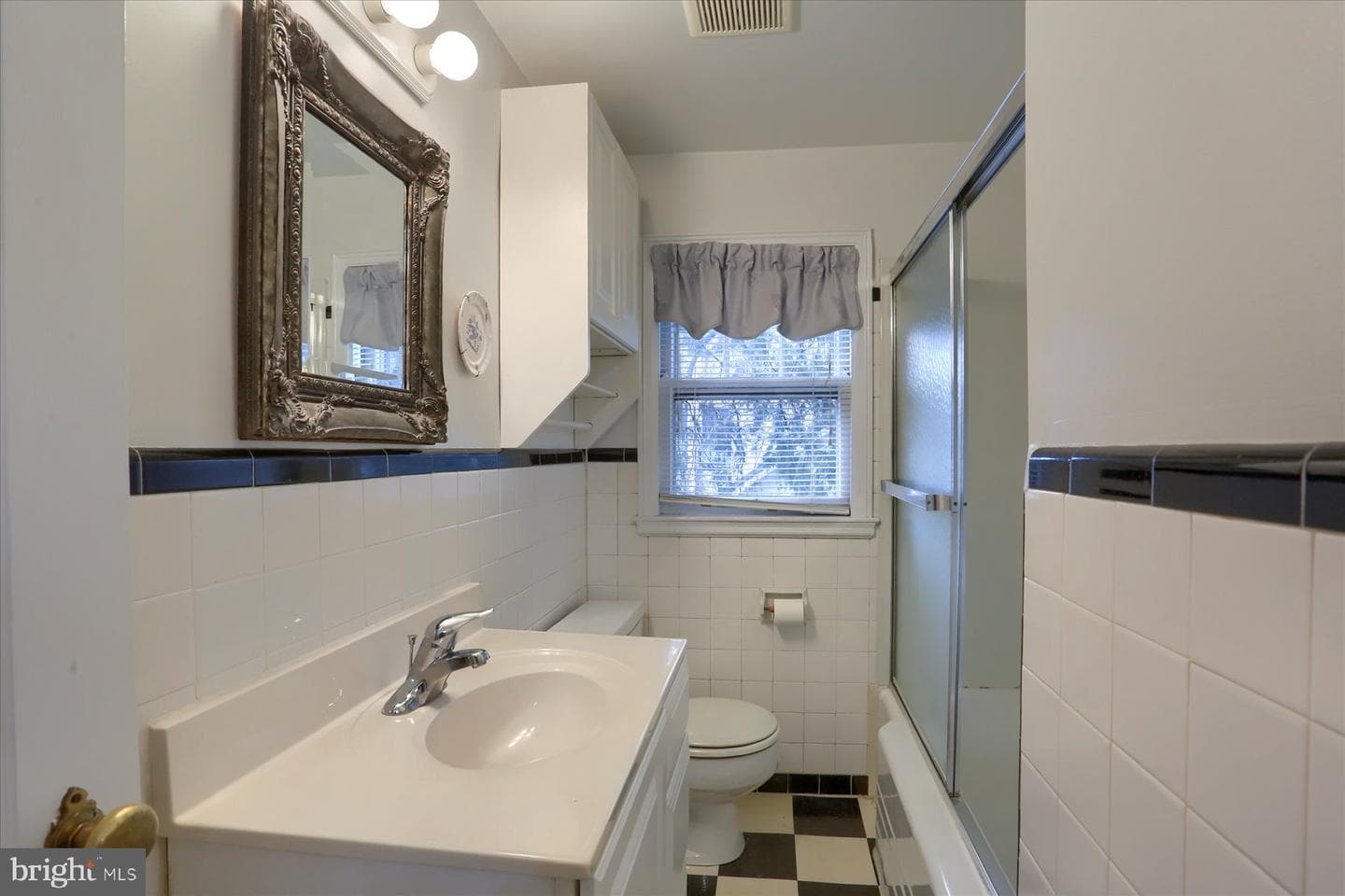 257 W Willow Street photo 16
