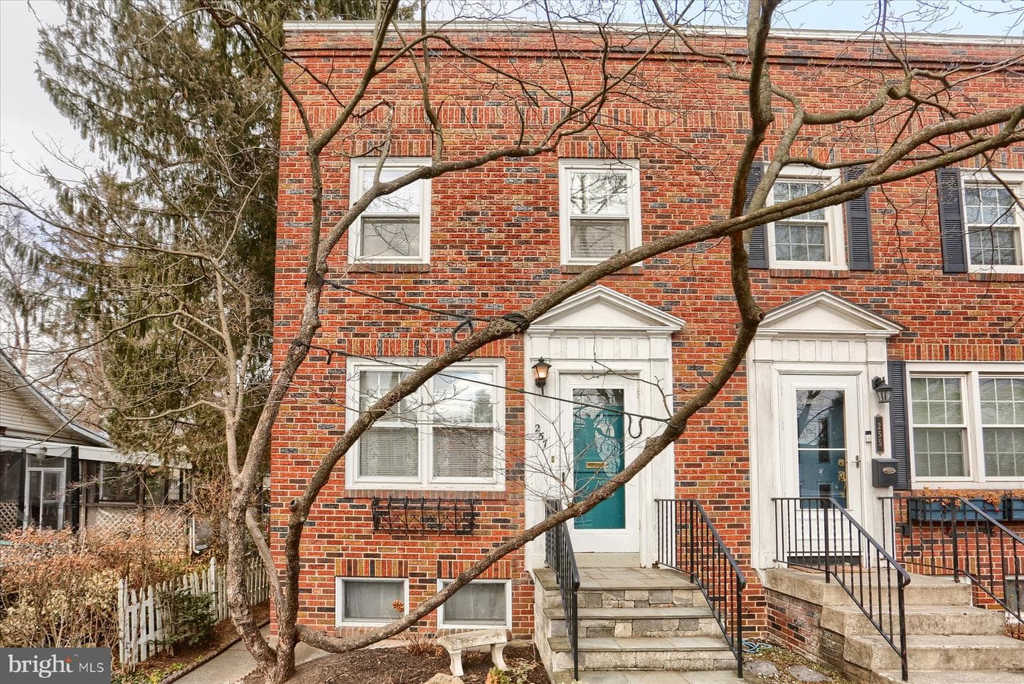 257 W Willow Street photo 4