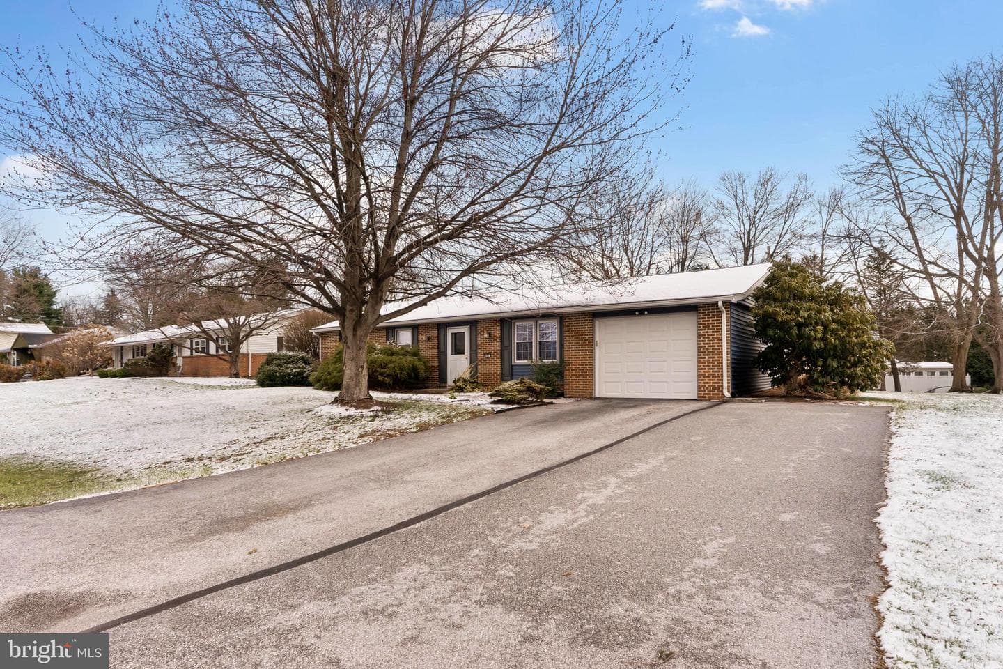 897 Emily Drive photo 2