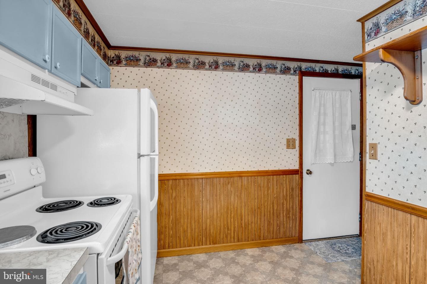 647 N Middle Road photo 12