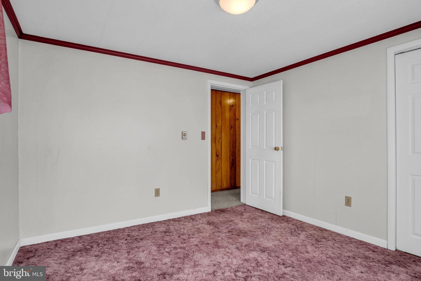 647 N Middle Road photo 16