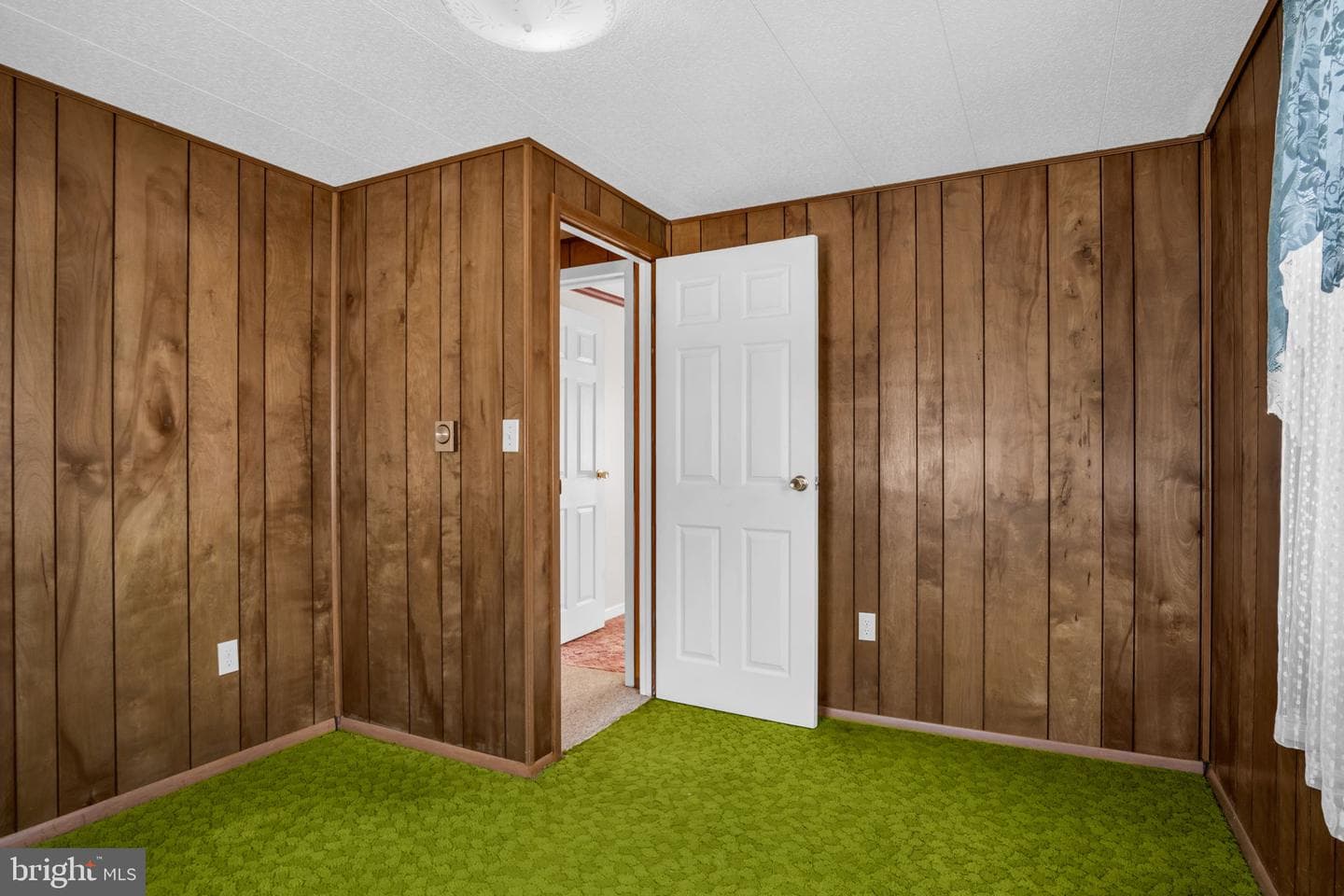 647 N Middle Road photo 18